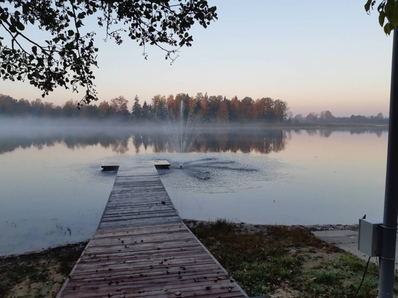 Silaliči poilsiavietė ant ežero kranto, ežeras, poilsiavietė prie upės, pirtis